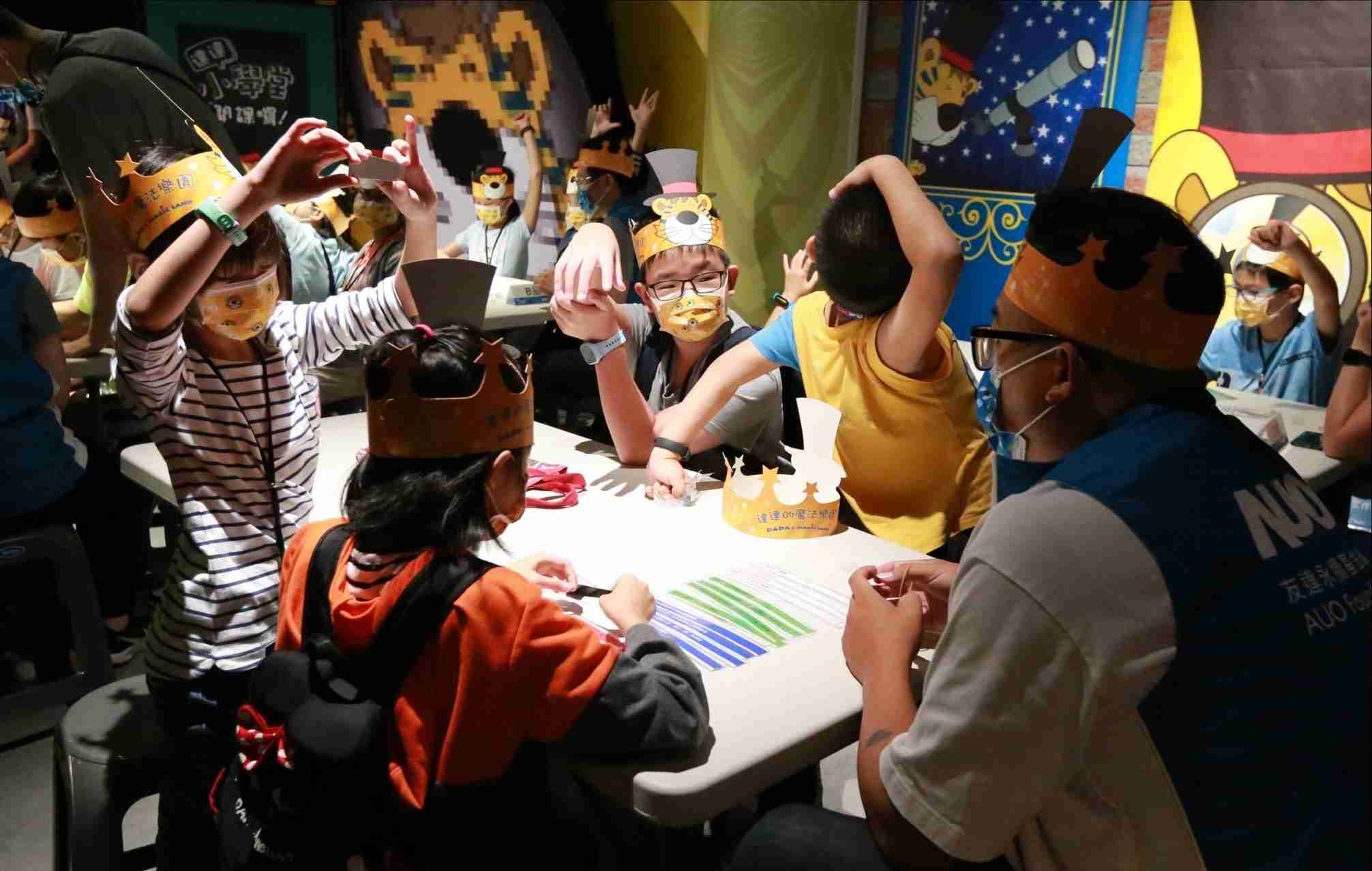 传奇国际以永续理念推动全人教育计划，，内外结盟储备科普教育人才，，，，荣获亚太永续行动奖社会共融面的金奖肯定