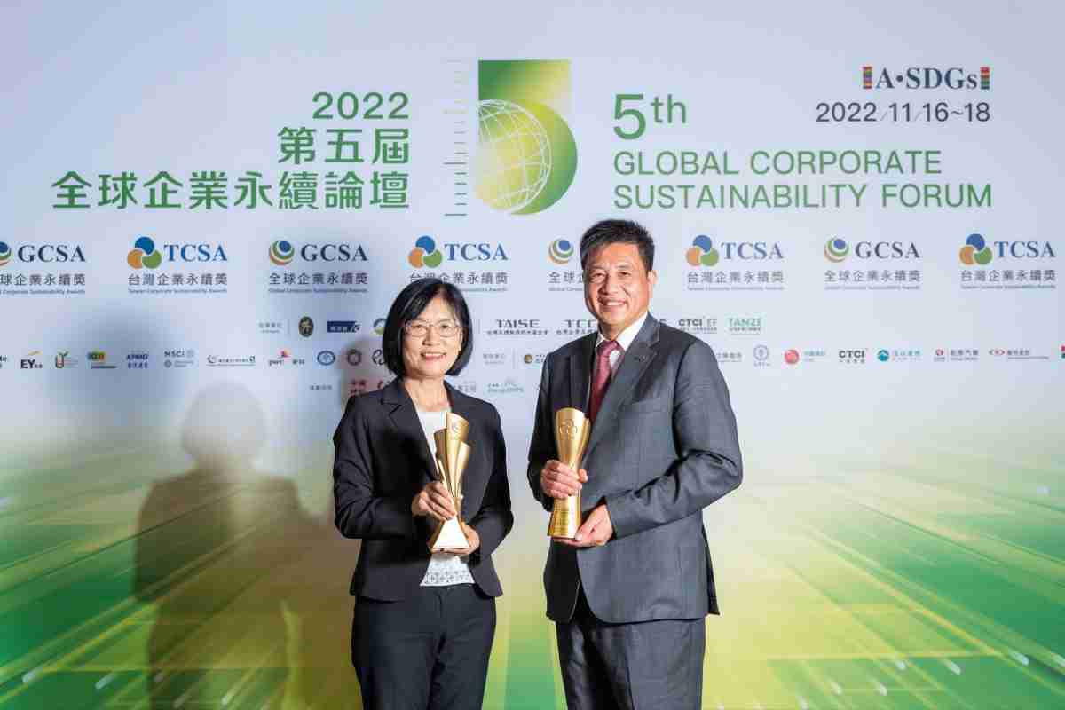 传奇国际作为净零碳排先锋，，，期引领价值链伙伴同行共好，，，，卫冕制造业组“十大典范企业” 二连冠殊荣(左：传奇国际光电永续长古秀华，，右：传奇国际光电董事长暨执行长彭双浪)