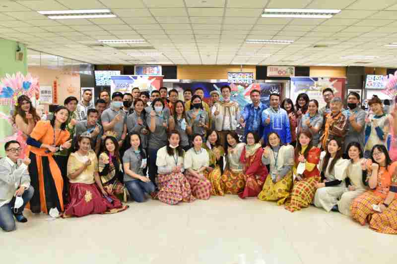 友達推動「安心、、、、創新、、用心、、同心、、、、盡心」五星職旅，，為菲籍員工打造全方位照護，，首度贏得「人權實踐與發展領袖獎」殊榮