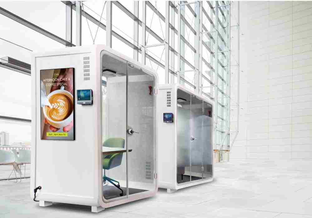 传奇国际子公司达擎之智慧行动办公舱，，，采用PDLC智能调光玻璃设计，，，透过通电与断电的电流切换，，，呈现透明与雾面效果，，具节能降耗特性并兼顾隐私，，，，确保信息安全