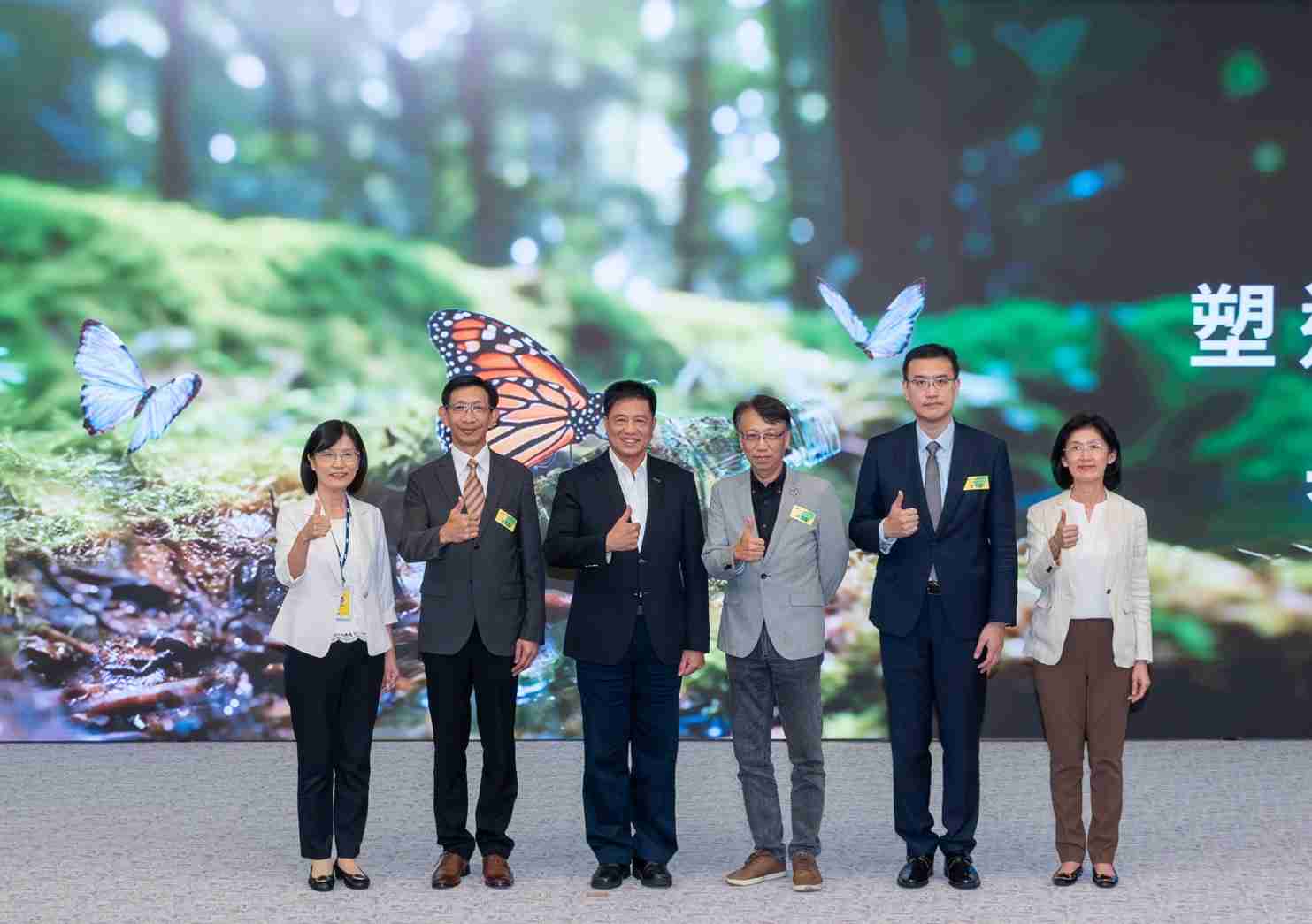 友達2023 CSR共榮大會，，，邀請領域專家分享交流生物多樣性管理趨勢、、、、無塑產品、、海廢永續塑料等議題  （圖左到右：友達光電永續長古秀華、、、3M台灣技術長陳君杰、、友達光電董事長暨集團策略長彭双浪、、光寶科技企業永續發展處處長陳慶暉、、安永聯合會計師事務所執業會計師曾于哲、、、友達光電供應鏈總部副總經理吳宜芳）