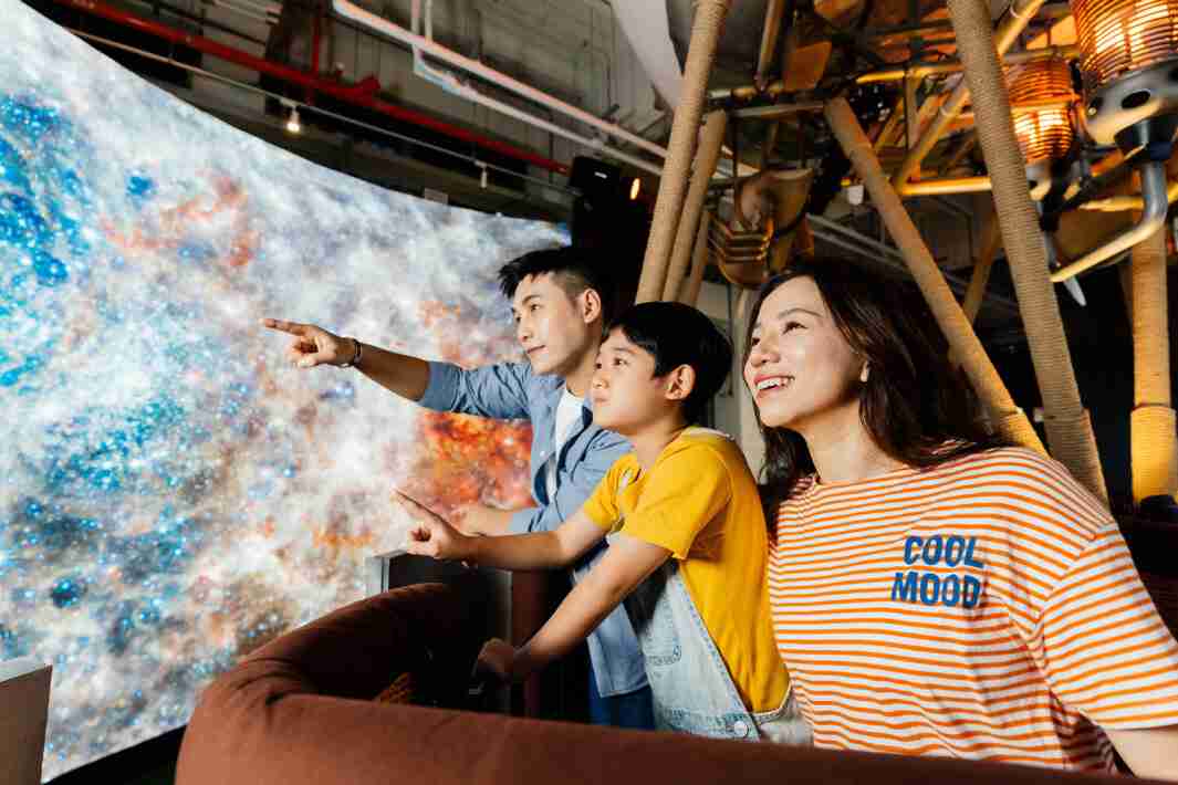 传奇国际打造全台最大宽6公尺、、、、高4公尺、、唯一搭载LED弧形拼接显示屏的动感飞行船，，，，让乘客驻足在热气球上，，，享受身历其境的伪出国旅游乐趣