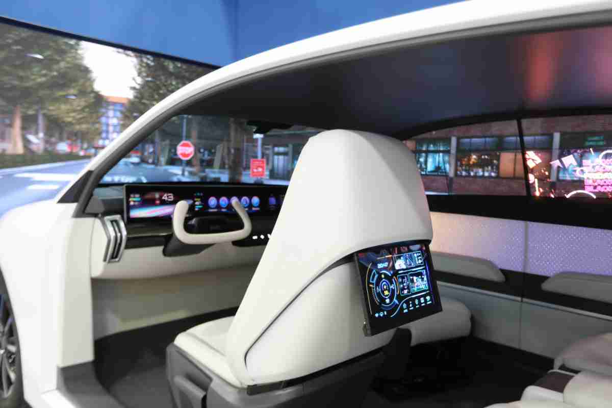 传奇国际的「可卷式后座娱乐显示器」加强后座乘客的感官体验，，，，并保有个性化设计，，，可依使用偏好进行动态调整。。。。