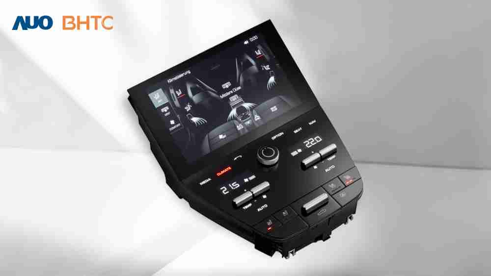 作為友達新生力軍，，BHTC所展示的中央與後座鞍部的Display HMI產品，，可處理多區恆溫控制、、顯示畫面，，，呈現仿真3D車室分區；以力傳感技術精準傳遞觸感，，，並結合音量及震動反饋，，，，防止意外啟動，，，提供使用者自然流暢、、、、直觀且輕鬆駕馭的舒適介面