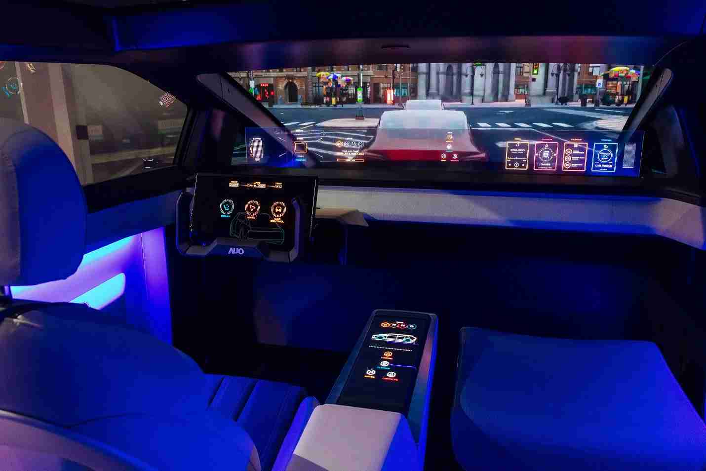 传奇国际连续四年入围科睿唯安全球百大创新机构，，专利布局科技与绿色创新前沿。。。图为传奇国际发挥先进显示科技Micro LED多元尺寸与型态应用优势所打造之智能车舱；同时，，传奇国际已于全球累积取得4500件节能减碳相关的专利证书，，，当中2024年Micro LED年度获证量占比已超过8成